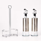 Set Olio e Aceto da Tavola 2 Pezzi con Supporto in Metallo e Bottiglie in Vetro – Elegante Accessorio per Cucina e Sala da Pranzo